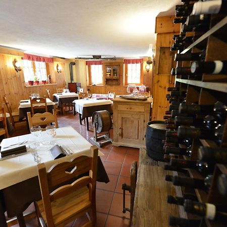 Hotel Petit Dahu - Chambres Et Restaurant Когне Екстериор снимка