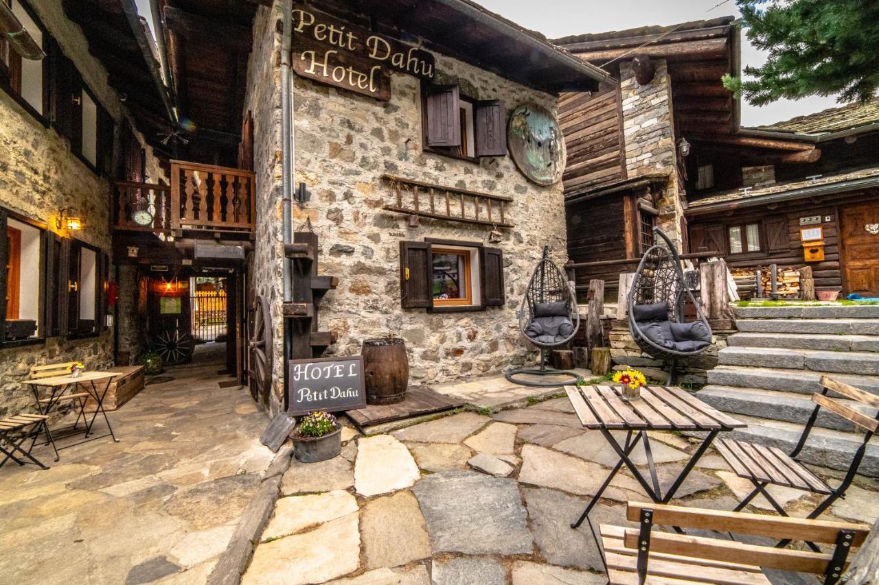 Hotel Petit Dahu - Chambres Et Restaurant Когне Екстериор снимка