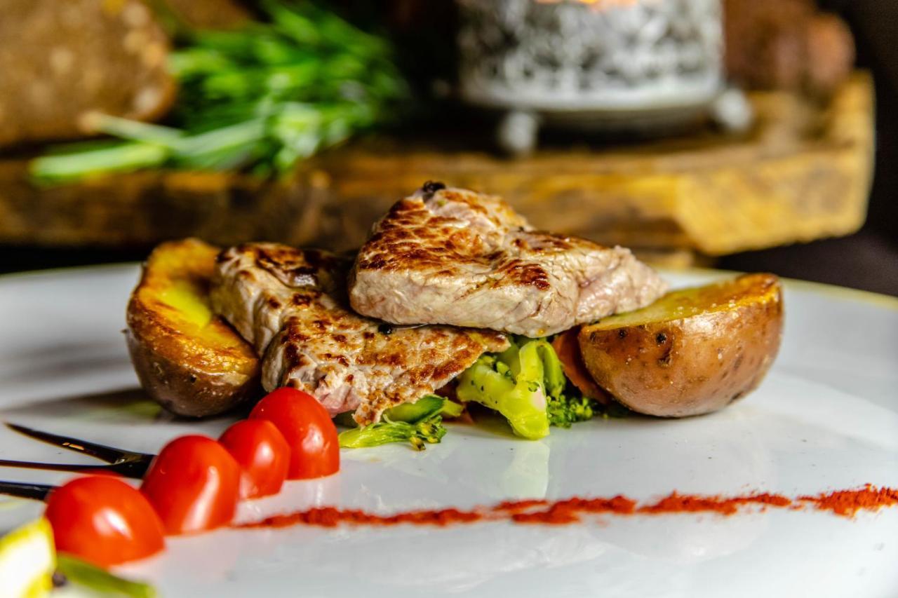 Hotel Petit Dahu - Chambres Et Restaurant Когне Екстериор снимка