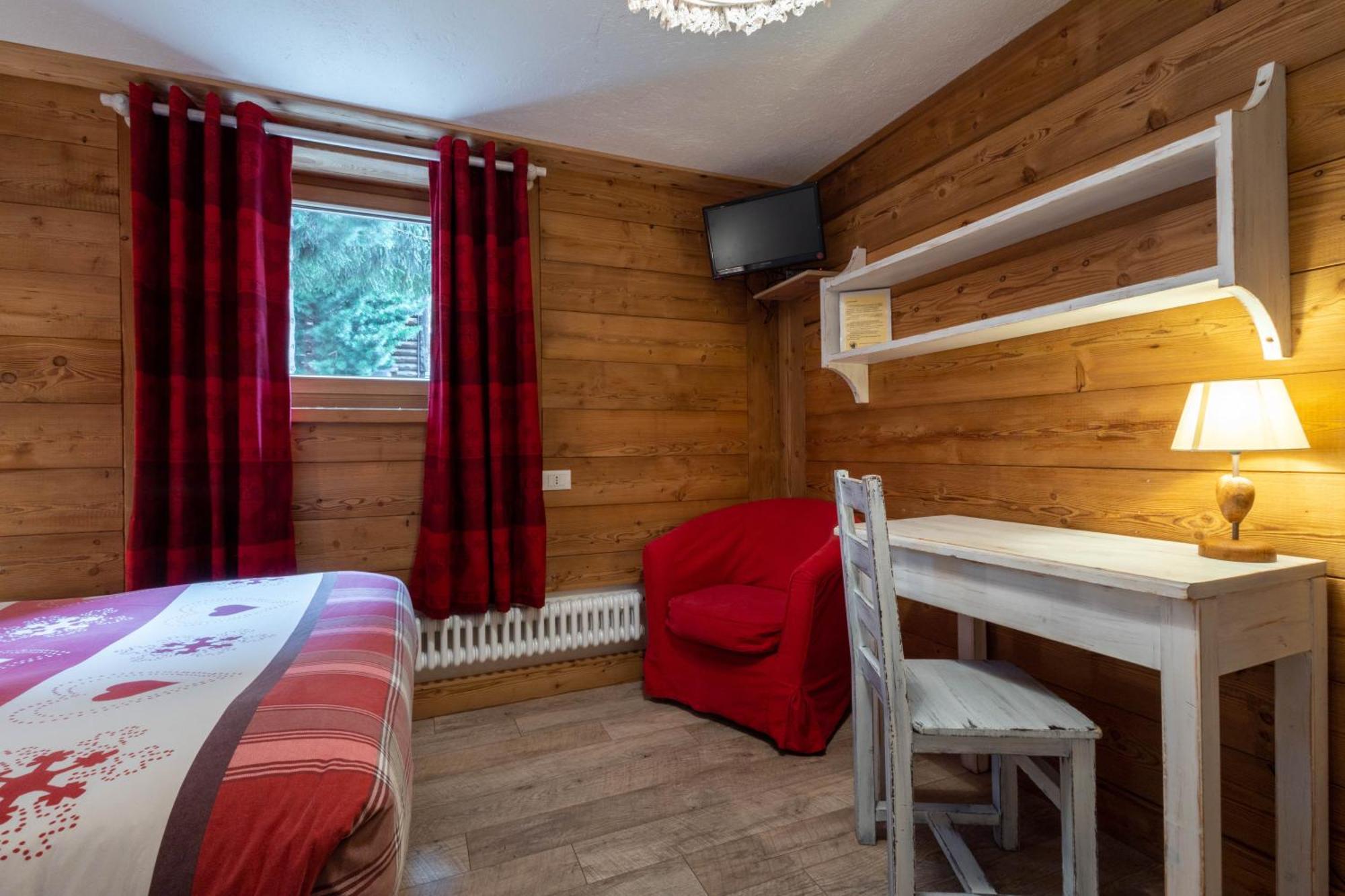 Hotel Petit Dahu - Chambres Et Restaurant Когне Екстериор снимка