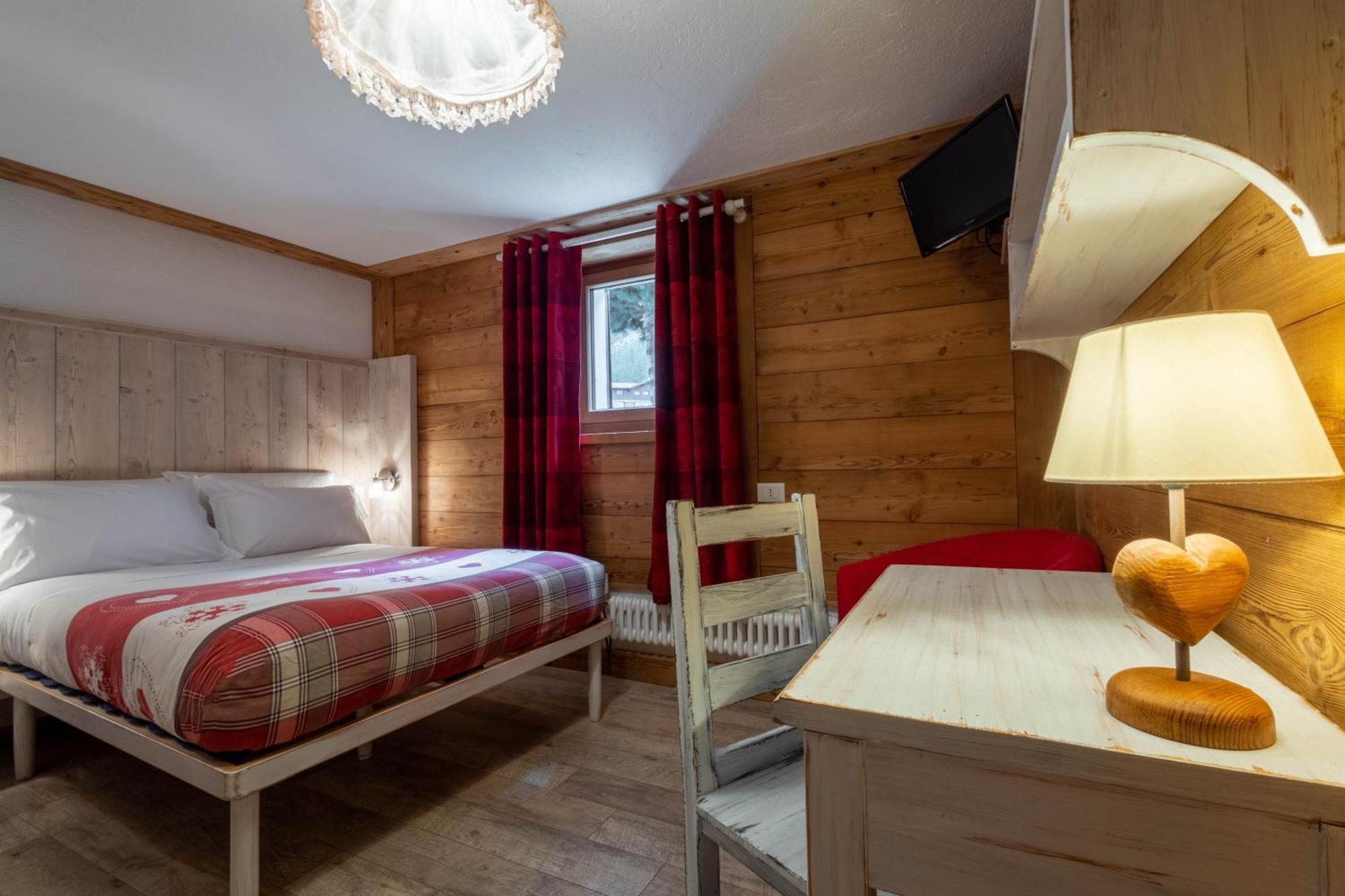 Hotel Petit Dahu - Chambres Et Restaurant Когне Екстериор снимка