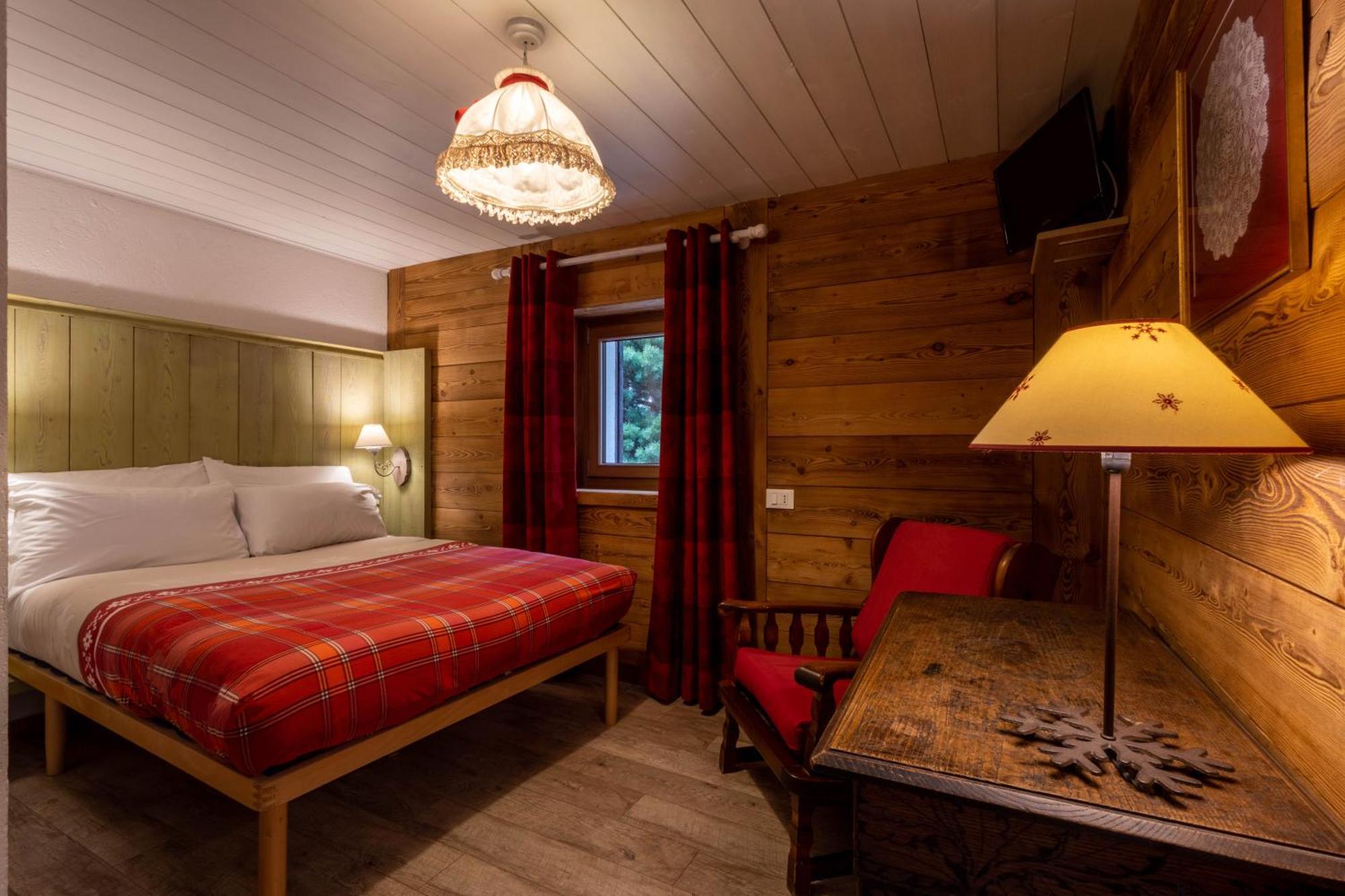 Hotel Petit Dahu - Chambres Et Restaurant Когне Екстериор снимка