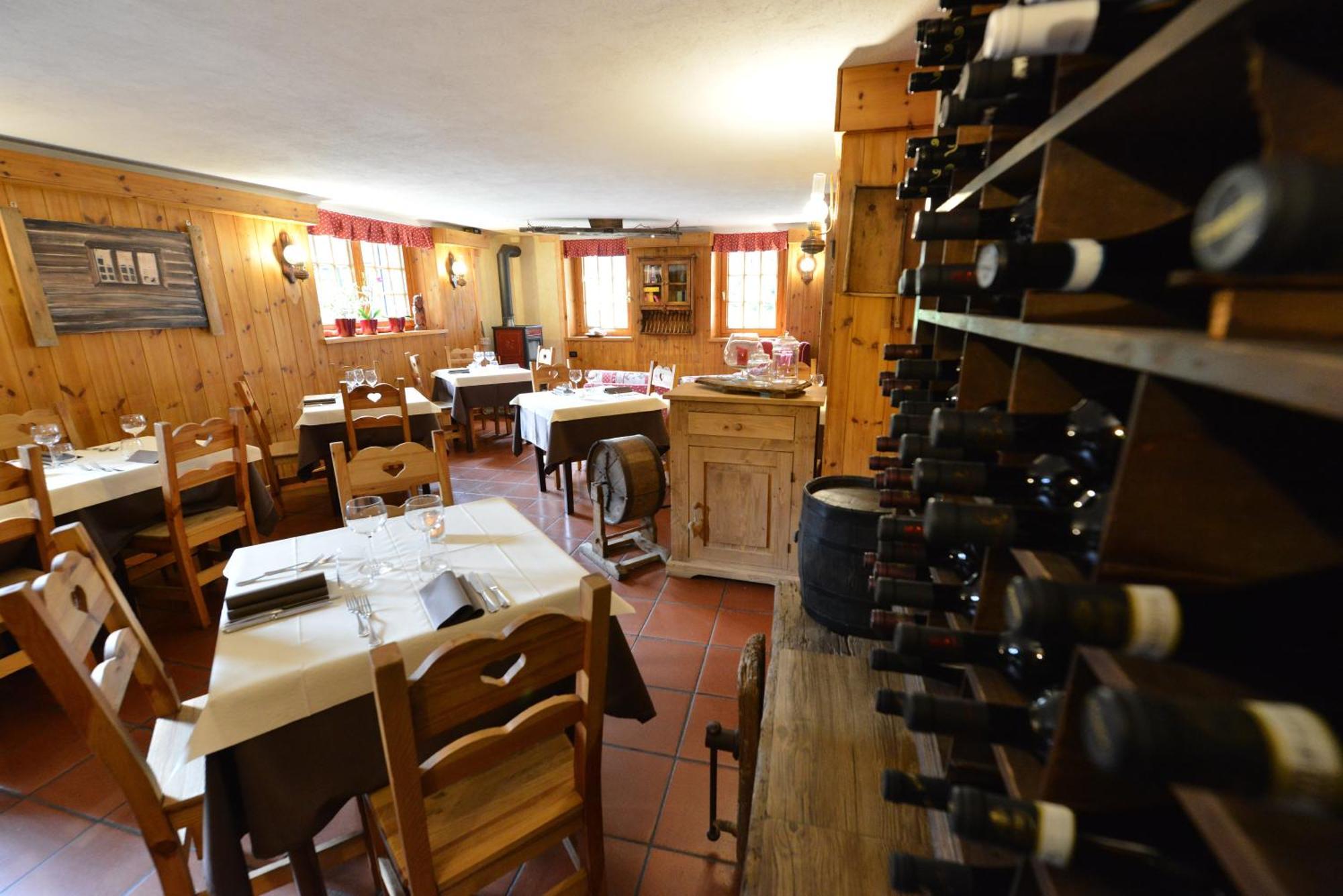 Hotel Petit Dahu - Chambres Et Restaurant Когне Екстериор снимка