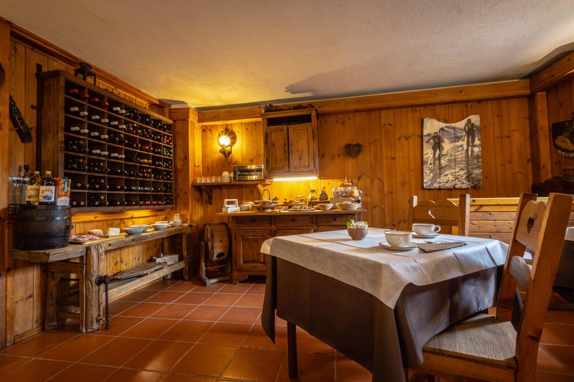 Hotel Petit Dahu - Chambres Et Restaurant Когне Екстериор снимка