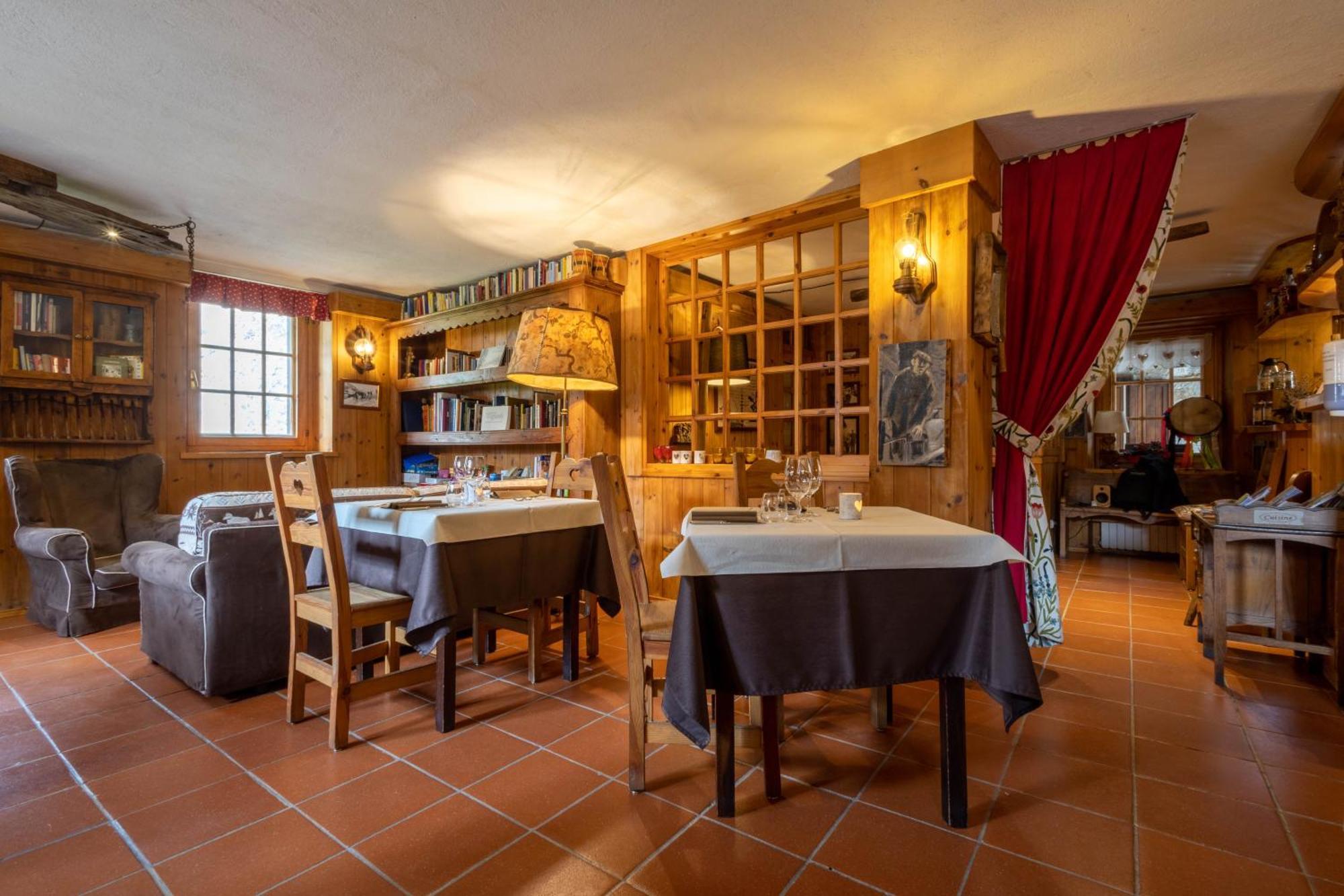 Hotel Petit Dahu - Chambres Et Restaurant Когне Екстериор снимка