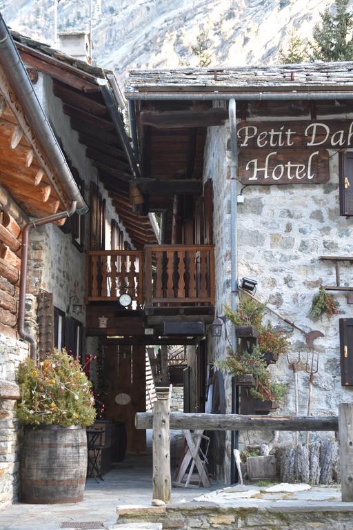 Hotel Petit Dahu - Chambres Et Restaurant Когне Екстериор снимка