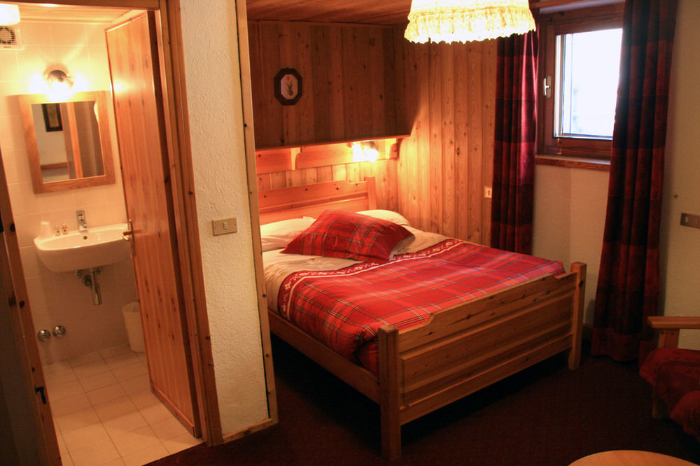Hotel Petit Dahu - Chambres Et Restaurant Когне Екстериор снимка