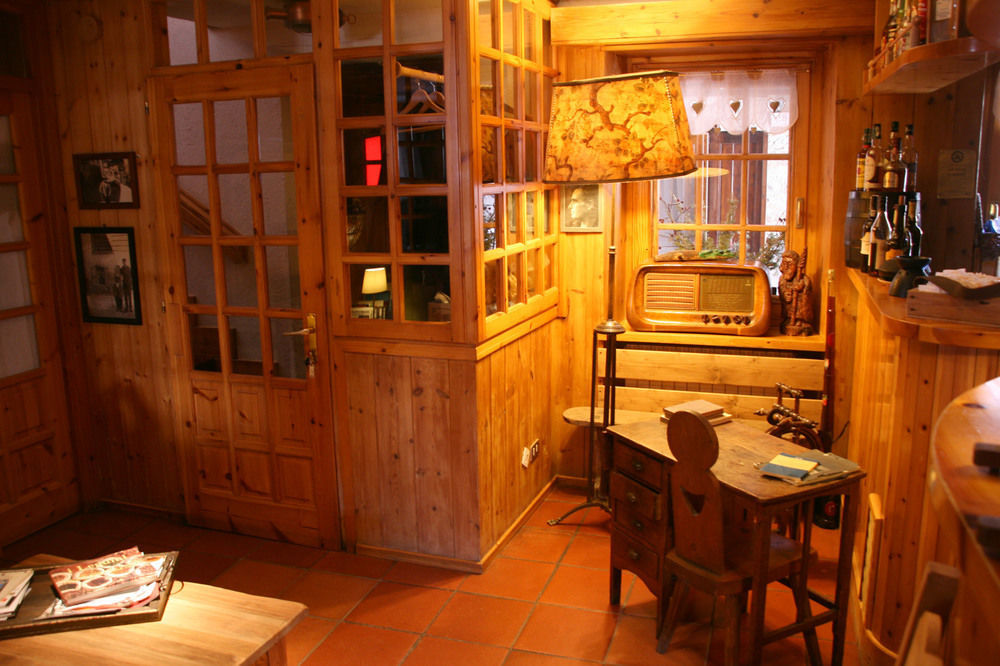Hotel Petit Dahu - Chambres Et Restaurant Когне Екстериор снимка