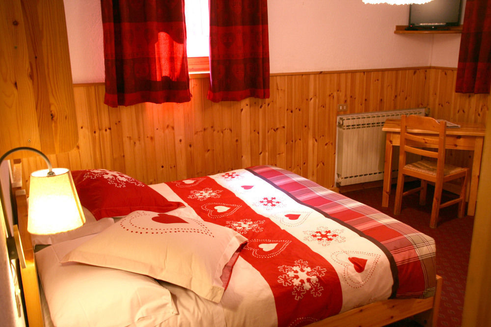 Hotel Petit Dahu - Chambres Et Restaurant Когне Екстериор снимка
