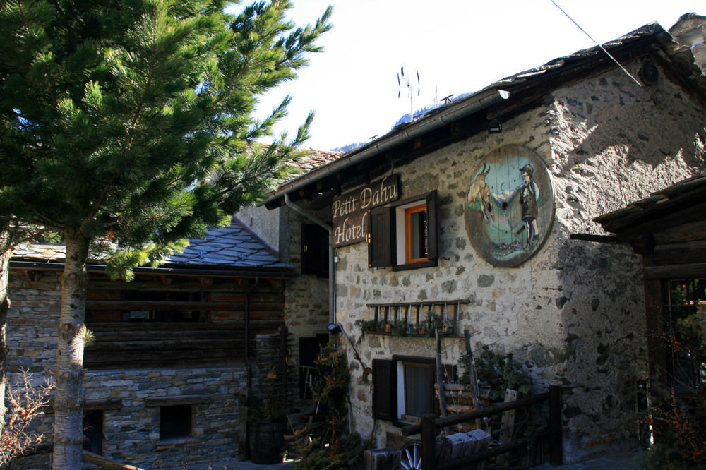 Hotel Petit Dahu - Chambres Et Restaurant Когне Екстериор снимка