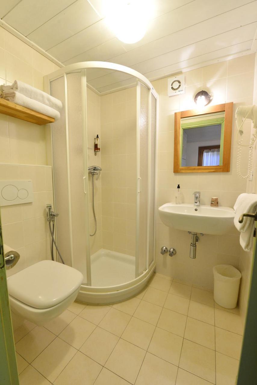 Hotel Petit Dahu - Chambres Et Restaurant Когне Екстериор снимка